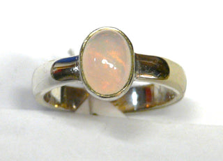 Einzelstück, Handarbeit, Unikat-Ring mit einem rötlich schimmernden ovalen äthiopischen Welo-Opal gefaßt in 925 Silber, ca. 9,6 mm x 7,3 mm, Ringweite 54,5-	Handgefertigtes Unikat! Nur im Onlineshop von Juwelier & Goldschmiede Danilo!