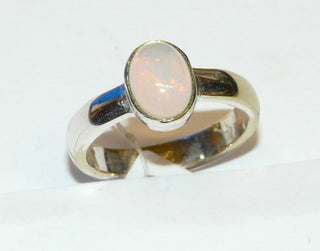 Einzelstück, Handarbeit, Unikat-Ring mit einem rötlich schimmernden ovalen äthiopischen Welo-Opal gefaßt in 925 Silber, ca. 9,6 mm x 7,3 mm, Ringweite 54,5-	Handgefertigtes Unikat! Nur im Onlineshop von Juwelier & Goldschmiede Danilo!