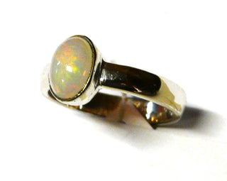 Einzelstück, Handarbeit, Unikat-Ring mit einem rötlich schimmernden ovalen äthiopischen Welo-Opal gefaßt in 925 Silber, ca. 9,6 mm x 7,3 mm, Ringweite 54,5-	Handgefertigtes Unikat! Nur im Onlineshop von Juwelier & Goldschmiede Danilo!