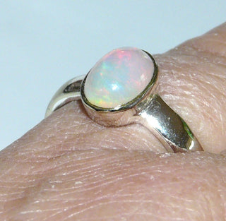 Einzelstück, Handarbeit, Unikat-Ring mit einem rötlich schimmernden ovalen äthiopischen Welo-Opal gefaßt in 925 Silber, ca. 9,6 mm x 7,3 mm, Ringweite 54,5-	Handgefertigtes Unikat! Nur im Onlineshop von Juwelier & Goldschmiede Danilo!