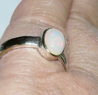 Einzelstück, Handarbeit, Unikat-Ring mit einem rötlich schimmernden ovalen äthiopischen Welo-Opal gefaßt in 925 Silber, ca. 9,6 mm x 7,3 mm, Ringweite 54,5-	Handgefertigtes Unikat! Nur im Onlineshop von Juwelier & Goldschmiede Danilo!