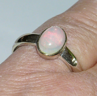 Einzelstück, Handarbeit, Unikat-Ring mit einem rötlich schimmernden ovalen äthiopischen Welo-Opal gefaßt in 925 Silber, ca. 9,6 mm x 7,3 mm, Ringweite 54,5-	Handgefertigtes Unikat! Nur im Onlineshop von Juwelier & Goldschmiede Danilo!