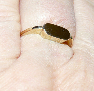 Handarbeit, Unikat-Ring, schmaler Herrenring, Siegelring aus 333 Gold, ovaler Ringkopf für Gravuren geeignet, poliert, Ringschiene in quadratischer Außenform, Ringweite 54, besonders schön am kleinen Finger -	Handarbeiten online bestellen bei Juwelier & Goldschmiede Danilo!