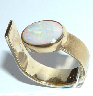 Handgearbeitetes Einzelstück, Unikat-Ring aus 585 Gelbgold poliert + mattiert, massiv verarbeitet mit einem großen, ovalen, weißen kristallinen australischen Opal, der wunderschön in blau, grün und rot schillert, sicher eingefaßt in einer Zargenfassung, Ringweite 57, Ringschiene oben offen, daher leicht in der Ringweite veränderbar -	Handarbeiten online bestellen bei Juwelier & Goldschmiede Danilo!