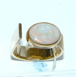 Handgearbeitetes Einzelstück, Unikat-Ring aus 585 Gelbgold poliert + mattiert, massiv verarbeitet mit einem großen, ovalen, weißen kristallinen australischen Opal, der wunderschön in blau, grün und rot schillert, sicher eingefaßt in einer Zargenfassung, Ringweite 57, Ringschiene oben offen, daher leicht in der Ringweite veränderbar -	Handarbeiten online bestellen bei Juwelier & Goldschmiede Danilo!