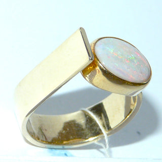 Handgearbeitetes Einzelstück, Unikat-Ring aus 585 Gelbgold poliert + mattiert, massiv verarbeitet mit einem großen, ovalen, weißen kristallinen australischen Opal, der wunderschön in blau, grün und rot schillert, sicher eingefaßt in einer Zargenfassung, Ringweite 57, Ringschiene oben offen, daher leicht in der Ringweite veränderbar -	Handarbeiten online bestellen bei Juwelier & Goldschmiede Danilo!