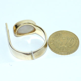 Handgearbeitetes Einzelstück, Unikat-Ring aus 585 Gelbgold poliert + mattiert, massiv verarbeitet mit einem großen, ovalen, weißen kristallinen australischen Opal, der wunderschön in blau, grün und rot schillert, sicher eingefaßt in einer Zargenfassung, Ringweite 57, Ringschiene oben offen, daher leicht in der Ringweite veränderbar -	Handarbeiten online bestellen bei Juwelier & Goldschmiede Danilo!