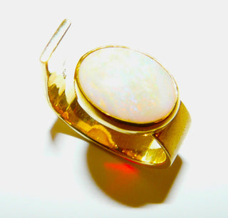 Handgearbeitetes Einzelstück, Unikat-Ring aus 585 Gelbgold poliert + mattiert, massiv verarbeitet mit einem großen, ovalen, weißen kristallinen australischen Opal, der wunderschön in blau, grün und rot schillert, sicher eingefaßt in einer Zargenfassung, Ringweite 57, Ringschiene oben offen, daher leicht in der Ringweite veränderbar -	Handarbeiten online bestellen bei Juwelier & Goldschmiede Danilo!