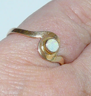 Handgefertigtes Einzelstück, Unikat-Ring aus 585 Roségold mit einem weißen kristallinen,&nbsp; australischen runden Opal der wunderschön grün schillert, poliert und sicher eingefaßt in einer Zargenfassung, Ringweite 54,5 (Die wahre Schönheit der Opale läßt sich, gerade bei hellen Opalen, in einem Foto oft nicht sehr aussagekräftig darstellen. Sie können sicher sein, daß die abgebildeten Steine im Original noch sehr viel intensiver in ihrer Ausstrahlung sind!) -	Handarbeiten online bestellen bei Danilo