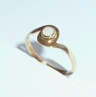 Handgefertigtes Einzelstück, Unikat-Ring aus 585 Roségold mit einem weißen kristallinen,&nbsp; australischen runden Opal der wunderschön grün schillert, poliert und sicher eingefaßt in einer Zargenfassung, Ringweite 54,5 (Die wahre Schönheit der Opale läßt sich, gerade bei hellen Opalen, in einem Foto oft nicht sehr aussagekräftig darstellen. Sie können sicher sein, daß die abgebildeten Steine im Original noch sehr viel intensiver in ihrer Ausstrahlung sind!) -	Handarbeiten online bestellen bei Danilo