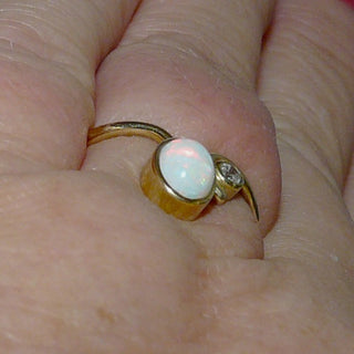 Handgearbeitetes Einzelstück, Unikat-Ring aus 585 Gold mit einem herrlich in allen Farben schillernden, weißen kristallinen, australischen, ovalen Opal-Cabochon + 1 Brillanten von 0,03 Karat, sicher eingefaßt in Zargenfassungen, mit einer zart geschwungenen, polierten Ringschiene Ringweite 55 -	Handarbeiten online bestellen bei Juwelier & Goldschmiede Danilo!