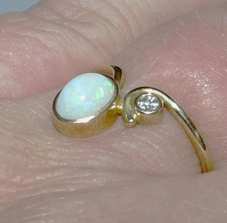 Handgearbeitetes Einzelstück, Unikat-Ring aus 585 Gold mit einem herrlich in allen Farben schillernden, weißen kristallinen, australischen, ovalen Opal-Cabochon + 1 Brillanten von 0,03 Karat, sicher eingefaßt in Zargenfassungen, mit einer zart geschwungenen, polierten Ringschiene Ringweite 55 -	Handarbeiten online bestellen bei Juwelier & Goldschmiede Danilo!