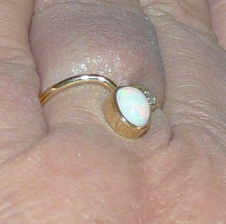 Handgearbeitetes Einzelstück, Unikat-Ring aus 585 Gold mit einem herrlich in allen Farben schillernden, weißen kristallinen, australischen, ovalen Opal-Cabochon + 1 Brillanten von 0,03 Karat, sicher eingefaßt in Zargenfassungen, mit einer zart geschwungenen, polierten Ringschiene Ringweite 55 -	Handarbeiten online bestellen bei Juwelier & Goldschmiede Danilo!