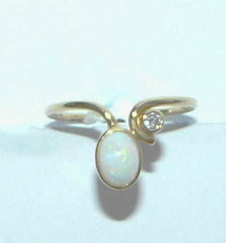 Handgearbeitetes Einzelstück, Unikat-Ring aus 585 Gold mit einem herrlich in allen Farben schillernden, weißen kristallinen, australischen, ovalen Opal-Cabochon + 1 Brillanten von 0,03 Karat, sicher eingefaßt in Zargenfassungen, mit einer zart geschwungenen, polierten Ringschiene Ringweite 55 -	Handarbeiten online bestellen bei Juwelier & Goldschmiede Danilo!