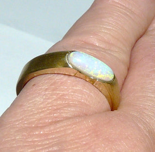 Handgearbeitetes Einzelstück, Unikat-Ring aus massivem 585 Gelbgold mit einem weißen kristallinen, grün-rötlich schillernden, australischen Opal, langes schmales Oval, quer zum Finger eingelassen, Ringweite 53, innen bombiert - Handarbeiten online bestellen bei Juwelier & Goldschmiede Danilo!