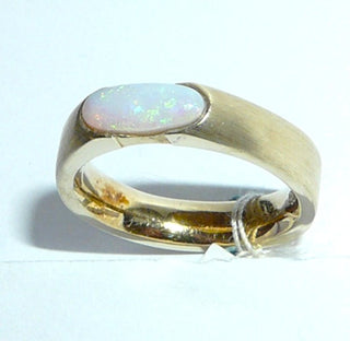 Handgearbeitetes Einzelstück, Unikat-Ring aus massivem 585 Gelbgold mit einem weißenkristallinen, grün-violett schillernden, australischen Opal, langes schmales Oval queer zum Finger eingelassen, Ringweite 53, innen bombiert (gleitet dadurch leichter über den Knöchel) -	Handarbeiten online bestellen bei Juwelier & Goldschmiede Danilo!