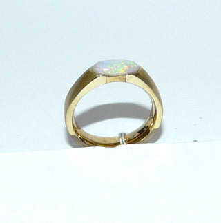 Handgearbeitetes Einzelstück, Unikat-Ring aus massivem 585 Gelbgold mit einem weißenkristallinen, grün-violett schillernden, australischen Opal, langes schmales Oval queer zum Finger eingelassen, Ringweite 53, innen bombiert (gleitet dadurch leichter über den Knöchel) -	Handarbeiten online bestellen bei Juwelier & Goldschmiede Danilo!