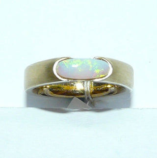 Handgearbeitetes Einzelstück, Unikat-Ring aus massivem 585 Gelbgold mit einem weißenkristallinen, grün-violett schillernden, australischen Opal, langes schmales Oval queer zum Finger eingelassen, Ringweite 53, innen bombiert (gleitet dadurch leichter über den Knöchel) -	Handarbeiten online bestellen bei Juwelier & Goldschmiede Danilo!