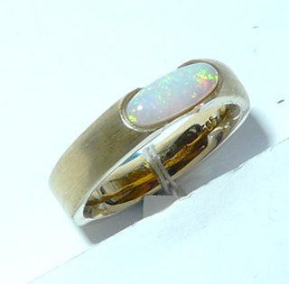 Handgearbeitetes Einzelstück, Unikat-Ring aus massivem 585 Gelbgold mit einem weißenkristallinen, grün-violett schillernden, australischen Opal, langes schmales Oval queer zum Finger eingelassen, Ringweite 53, innen bombiert (gleitet dadurch leichter über den Knöchel) -	Handarbeiten online bestellen bei Juwelier & Goldschmiede Danilo!
