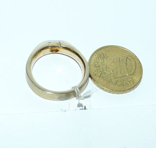 Handgearbeitetes Einzelstück, Unikat-Ring aus massivem 585 Gelbgold mit einem weißenkristallinen, grün-violett schillernden, australischen Opal, langes schmales Oval queer zum Finger eingelassen, Ringweite 53, innen bombiert (gleitet dadurch leichter über den Knöchel) -	Handarbeiten online bestellen bei Juwelier & Goldschmiede Danilo!