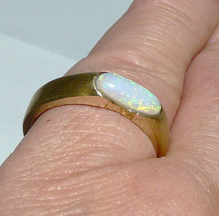Handgearbeitetes Einzelstück, Unikat-Ring aus massivem 585 Gelbgold mit einem weißenkristallinen, grün-violett schillernden, australischen Opal, langes schmales Oval queer zum Finger eingelassen, Ringweite 53, innen bombiert (gleitet dadurch leichter über den Knöchel) -	Handarbeiten online bestellen bei Juwelier & Goldschmiede Danilo!
