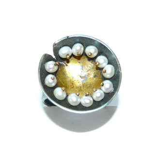 Unikat-Ring aus massiv 925 Silber oxidiert + 999 Gold / Feingold, Handarbeit in Keum Boo Technik, die Süßwasser-Perlen sind mit 750-er Gold Stiften beweglich befestigt. Ringweite 58 - Handgefertigtes Unikat! Nur im Onlineshop von Juwelier & Goldschmiede Danilo!