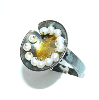 Unikat-Ring aus massiv 925 Silber oxidiert + 999 Gold / Feingold, Handarbeit in Keum Boo Technik, die Süßwasser-Perlen sind mit 750-er Gold Stiften beweglich befestigt. Ringweite 58 - Handgefertigtes Unikat! Nur im Onlineshop von Juwelier & Goldschmiede Danilo!