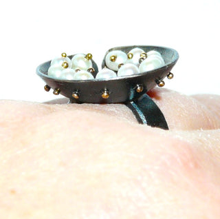 Unikat-Ring aus massiv 925 Silber oxidiert + 999 Gold / Feingold, Handarbeit in Keum Boo Technik, die Süßwasser-Perlen sind mit 750-er Gold Stiften beweglich befestigt. Ringweite 58 - Handgefertigtes Unikat! Nur im Onlineshop von Juwelier & Goldschmiede Danilo!