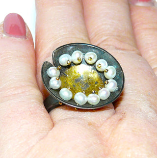 Unikat-Ring aus massiv 925 Silber oxidiert + 999 Gold / Feingold, Handarbeit in Keum Boo Technik, die Süßwasser-Perlen sind mit 750-er Gold Stiften beweglich befestigt. Ringweite 58 - Handgefertigtes Unikat! Nur im Onlineshop von Juwelier & Goldschmiede Danilo!