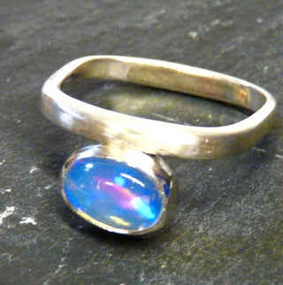 Handgefertigter Unikat-Ring mit blauem australischen Jelly-Opal, 925 Silber seidenmatt, Ringschiene abgerundet eckig, Ringweite 54- Handgefertigtes Unikat! Nur im Onlineshop von Juwelier & Goldschmiede Danilo!