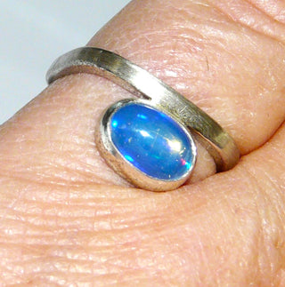 Handgefertigter Unikat-Ring mit blauem australischen Jelly-Opal, 925 Silber seidenmatt, Ringschiene abgerundet eckig, Ringweite 54- Handgefertigtes Unikat! Nur im Onlineshop von Juwelier & Goldschmiede Danilo!