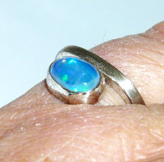 Handgefertigter Unikat-Ring mit blauem australischen Jelly-Opal, 925 Silber seidenmatt, Ringschiene abgerundet eckig, Ringweite 54- Handgefertigtes Unikat! Nur im Onlineshop von Juwelier & Goldschmiede Danilo!