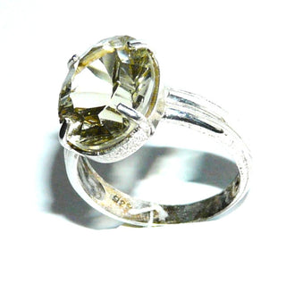 Handgefertigtes Einzelstück, Unikat-Ring mit einem ovalen, funkelnd facettierten, zartgelben Lemon-Quarz, in einem besonderen Fantasy-Schliff, sicher gehalten durch eine 4-Krapper-Fassung, Ringweite 60, Hautkontakt, paßt zu Ohr 0104 - Handgefertigtes Unikat! Nur im Onlineshop von Juwelier & Goldschmiede Danilo!