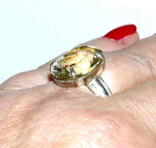 Handgefertigtes Einzelstück, Unikat-Ring mit einem ovalen, funkelnd facettierten, zartgelben Lemon-Quarz, in einem besonderen Fantasy-Schliff, sicher gehalten durch eine 4-Krapper-Fassung, Ringweite 60, Hautkontakt, paßt zu Ohr 0104 - Handgefertigtes Unikat! Nur im Onlineshop von Juwelier & Goldschmiede Danilo!