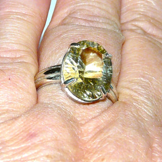 Handgefertigtes Einzelstück, Unikat-Ring mit einem ovalen, funkelnd facettierten, zartgelben Lemon-Quarz, in einem besonderen Fantasy-Schliff, sicher gehalten durch eine 4-Krapper-Fassung, Ringweite 60, Hautkontakt, paßt zu Ohr 0104 - Handgefertigtes Unikat! Nur im Onlineshop von Juwelier & Goldschmiede Danilo!