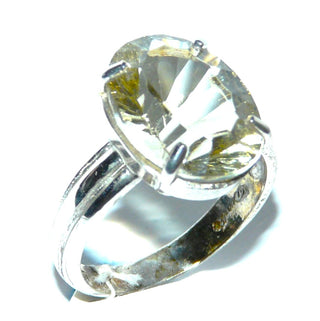 Handgefertigtes Einzelstück, Unikat-Ring mit einem ovalen, funkelnd facettierten, zartgelben Lemon-Quarz, in einem besonderen Fantasy-Schliff, sicher gehalten durch eine 4-Krapper-Fassung, Ringweite 60, Hautkontakt, paßt zu Ohr 0104 - Handgefertigtes Unikat! Nur im Onlineshop von Juwelier & Goldschmiede Danilo!