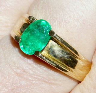 handgearbeitetes Einzelstück, Unikat Smaragd-Ring, Herrenring, Bandring aus 750 Gelbgold mit einem großen, ovalen, facettierten Smaragd von 2,2 Karat, in wunderschöner Farbe und mit typischen Einschlüssen, Ringweite 66,5 -	Handgefertigtes Unikat! Nur im Onlineshop von Juwelier & Goldschmiede Danilo!