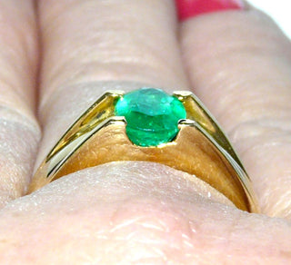 handgearbeitetes Einzelstück, Unikat Smaragd-Ring, Herrenring, Bandring aus 750 Gelbgold mit einem großen, ovalen, facettierten Smaragd von 2,2 Karat, in wunderschöner Farbe und mit typischen Einschlüssen, Ringweite 66,5 -	Handgefertigtes Unikat! Nur im Onlineshop von Juwelier & Goldschmiede Danilo!