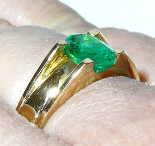 handgearbeitetes Einzelstück, Unikat Smaragd-Ring, Herrenring, Bandring aus 750 Gelbgold mit einem großen, ovalen, facettierten Smaragd von 2,2 Karat, in wunderschöner Farbe und mit typischen Einschlüssen, Ringweite 66,5 -	Handgefertigtes Unikat! Nur im Onlineshop von Juwelier & Goldschmiede Danilo!