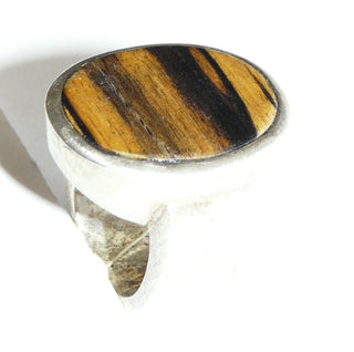Einzelstück, Unikat Statement-Ring "Ebony" aus 925 Silber mit einem großen Oval aus Makassar-Ebenholz, schöne gestreifte Maserung, kräftige, massive + seidenmatte Ringschiene, Ringweite 53, paßt zu Ohr 0008 -	Unikatschmuck nur erhältlich im Onlineshop von Juwelier & Goldschmiede Danilo! 