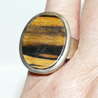 Einzelstück, Unikat Statement-Ring "Ebony" aus 925 Silber mit einem großen Oval aus Makassar-Ebenholz, schöne gestreifte Maserung, kräftige, massive + seidenmatte Ringschiene, Ringweite 53, paßt zu Ohr 0008 -	Unikatschmuck nur erhältlich im Onlineshop von Juwelier & Goldschmiede Danilo! 