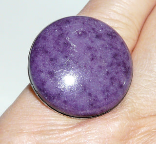 Einzelstück, Unikat Statement-Ring "Purple" aus 925 Silber mit einem großen runden Lepidot-Cabochon, violett mit schöner dezenter Maserung, poliert, eckige Ringschiene, Ringweite 49,5 -	Nur erhältlich bei www.danilogold-shop.de