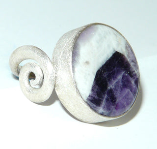 Einzelstück, Unikat, Statement-Ring "Schneeberg" aus 925 Silber mit einem großen runden Amethyst-Cabochon, wunderschöne Maserung die die Fantasie anregt, eismattiert, oben offen mit einem hübschen als Schnörkel-Abschluß, Ringweite ca. 56 -	Unikatschmuck nur erhältlich im Onlineshop von Juwelier & Goldschmiede Danilo! 