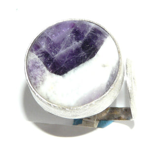 Einzelstück, Unikat, Statement-Ring "Schneeberg" aus 925 Silber mit einem großen runden Amethyst-Cabochon, wunderschöne Maserung die die Fantasie anregt, eismattiert, oben offen mit einem hübschen als Schnörkel-Abschluß, Ringweite ca. 56 -	Unikatschmuck nur erhältlich im Onlineshop von Juwelier & Goldschmiede Danilo! 