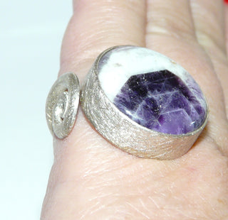 Einzelstück, Unikat, Statement-Ring "Schneeberg" aus 925 Silber mit einem großen runden Amethyst-Cabochon, wunderschöne Maserung die die Fantasie anregt, eismattiert, oben offen mit einem hübschen als Schnörkel-Abschluß, Ringweite ca. 56 -	Unikatschmuck nur erhältlich im Onlineshop von Juwelier & Goldschmiede Danilo! 