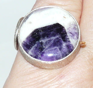 Einzelstück, Unikat, Statement-Ring "Schneeberg" aus 925 Silber mit einem großen runden Amethyst-Cabochon, wunderschöne Maserung die die Fantasie anregt, eismattiert, oben offen mit einem hübschen als Schnörkel-Abschluß, Ringweite ca. 56 -	Unikatschmuck nur erhältlich im Onlineshop von Juwelier & Goldschmiede Danilo! 