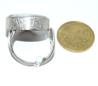 Einzelstück, Unikat, Statement-Ring "Schneeberg" aus 925 Silber mit einem großen runden Amethyst-Cabochon, wunderschöne Maserung die die Fantasie anregt, eismattiert, oben offen mit einem hübschen als Schnörkel-Abschluß, Ringweite ca. 56 -	Unikatschmuck nur erhältlich im Onlineshop von Juwelier & Goldschmiede Danilo! 