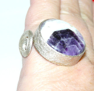 Einzelstück, Unikat, Statement-Ring "Schneeberg" aus 925 Silber mit einem großen runden Amethyst-Cabochon aus einem natürlichen Kristall, wunderschöne Maserung, eismattiert, oben offen mit einem hübschen als Schnörkel-Abschluß, Ringweite ca. 56 -	Unikatschmuck nur erhältlich im Onlineshop von Juwelier & Goldschmiede Danilo! 
