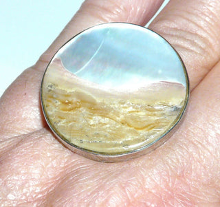 Einzelstück, Unikat-Ring "Südseestrand" aus 925 Silber mit Südseemuschel, weißer Perlmutt-Himmel mit bläulichem Schimmer + sandbraune Matrix als Strand, Ringweite verstellbar ca. 57 -	Unikatschmuck nur erhältlich im Onlineshop von Juwelier & Goldschmiede Danilo! 