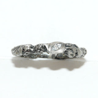 Handgefertigtes Einzelstück, Trauring, Ring "Stanniol" aus 925 Silber, asymmetrisch gearbeitet mit einem facettierten Zirkonia in Navette-Form, gleichlaufend, seidenmatt + in den Tiefen geschwärzt, Ringweite 56,5, dazu paßt Ri 0380 -	Handgefertigtes Unikat! Nur im Onlineshop von Juwelier & Goldschmiede Danilo!
